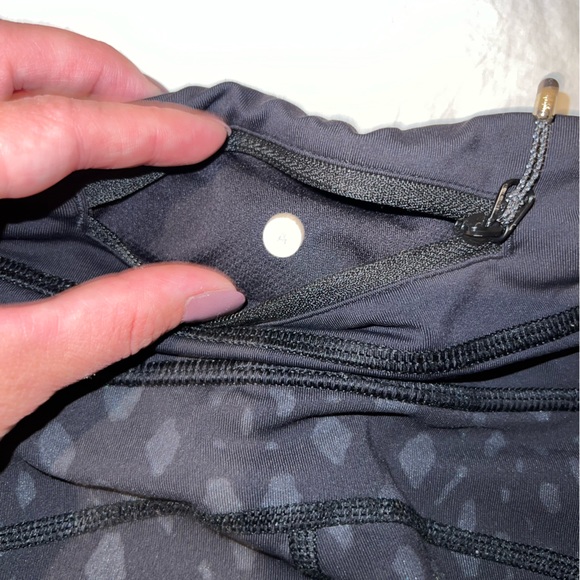 Lululemon Leggings - Mid Rise - Camo Print - size 4 - Picture 3 of 4